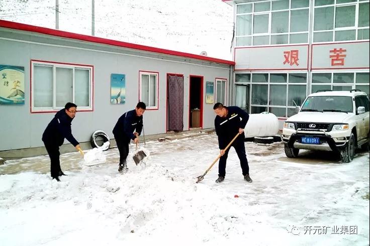 人間四月芳菲盡，山中春雪還復(fù)來