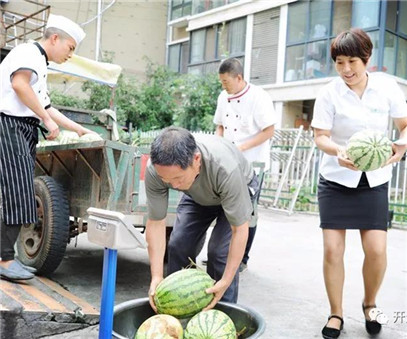 買下一整車西瓜，讓瓜農(nóng)早點回家